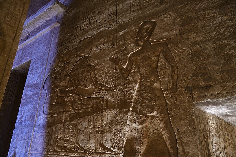 68 MAK_6512.jpg - Ramses II in piedi, compie gesti di offerta verso le divinità.